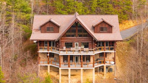 Pinnacle Chalet by AvantStay Luxury Cabin w Panoramic Views Fireplace Game Room