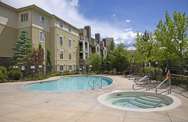 Pinnacle Pointe - By Vacations Kelowna