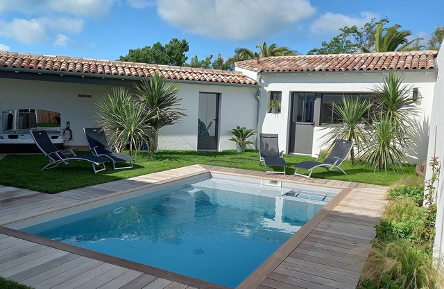 Pins en Ré: luxury villa, typical Ile de Ré, garden, pool, spa 100m from beach.