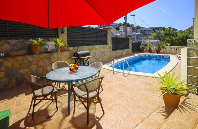 PINS - Terraced House with Private Pool
