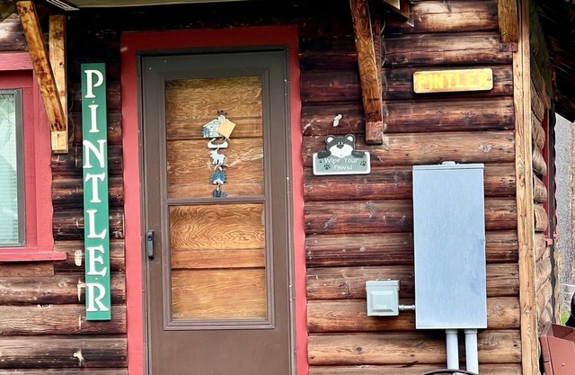 Pintler @ Seven Timbers-cozy cabin in beautiful setting with view of the lake