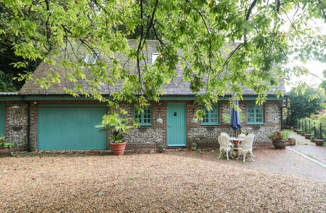 PIPS HIDEAWAY, pet friendly, with a garden in Milton Abbas