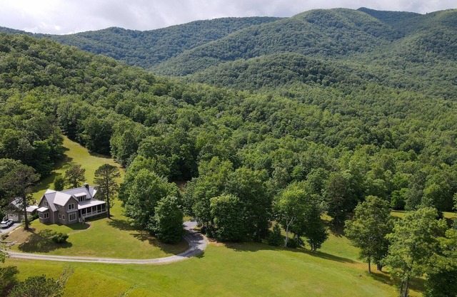 Pisgah Forest Retreat: True mountain luxury with mountain views & hot tub!