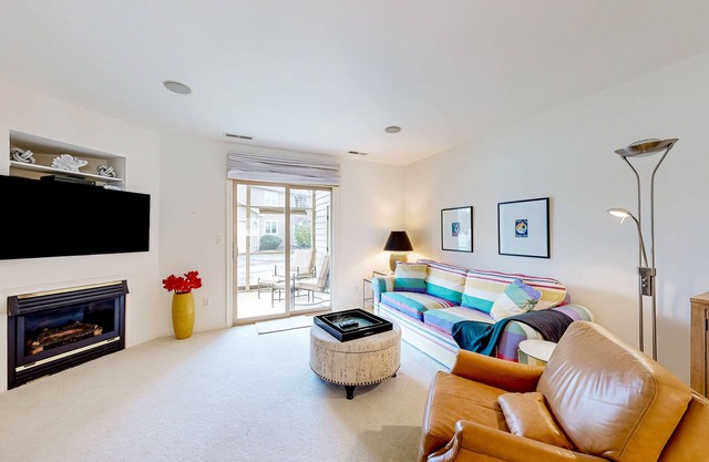 Plantations East dog-friendly townhouse with fireplace & water view