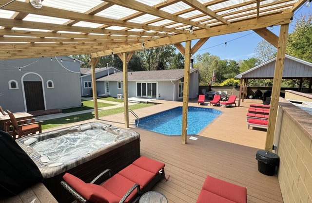 Play @ The Hideaway - hot tub, sauna, gymnasium