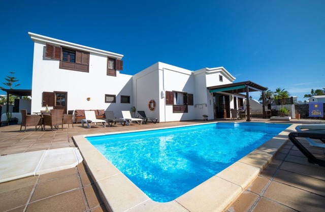 Playa Blanca Private Pool & Air Conditioning with separate Annexe available.