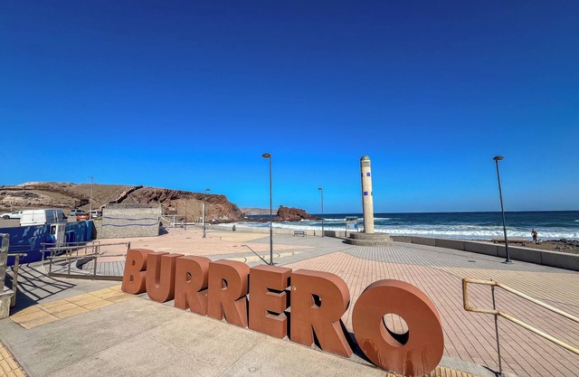 Playa del El Burrero vista al mar Lightbooking