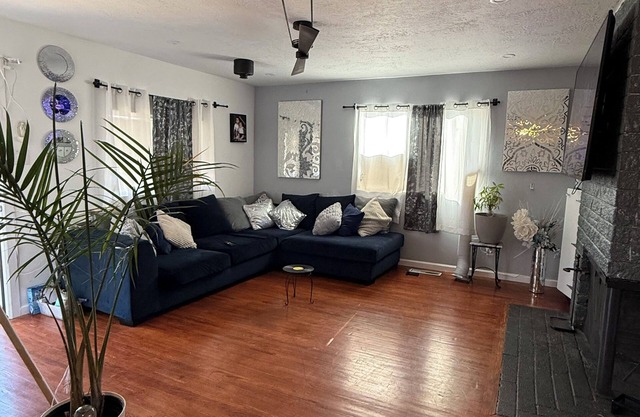 Pleasant 50s style 2/3 bedroom home with modern touch