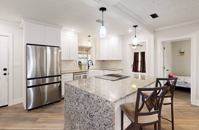 Pleasant Gulf Coast getaway with screened lanai & W/D - near golf & parks