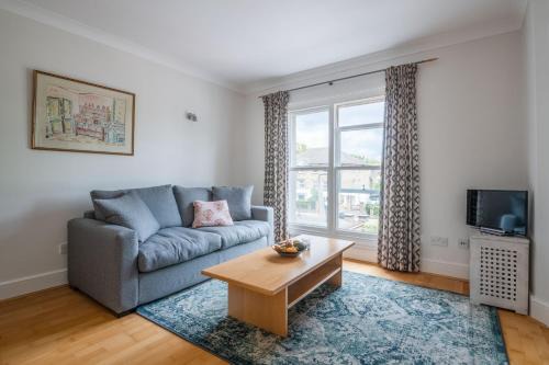 Pleasant Putney home close to the tube station by UndertheDoormat