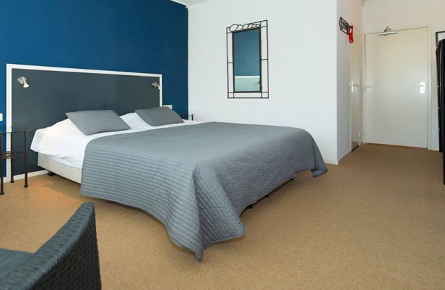 Pleasant Retreat w/Parking Near Renesse's Cultural Hotspots & Local Attractions