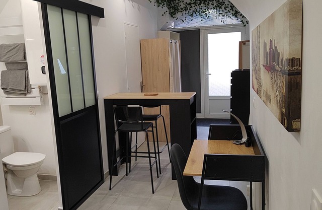 Pleasant studio in the heart of town. Close to the A9 and tramway!