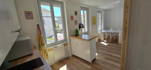 Plein cœur centre historique de Charlieu avec parking et garage vélo moto