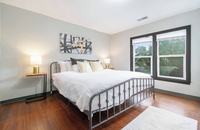 Plush Retreat Central Location Private FreeParking