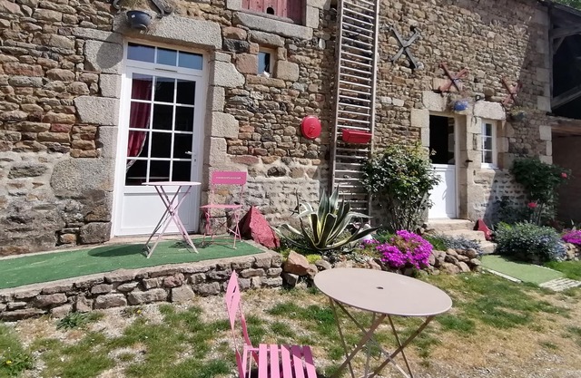 Pmr cottage in the typical stone farmhouse in one of the most beautiful villages in France