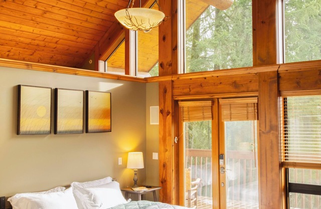 PNW King Suite + Hot Tub + Mountain View Retreat + close to Seattle