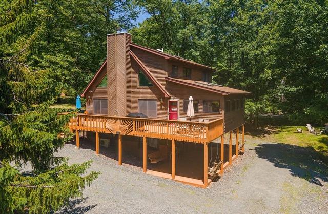 Pocono Chalet- walking distance to Lake Wallenpaupack- 3 Full baths