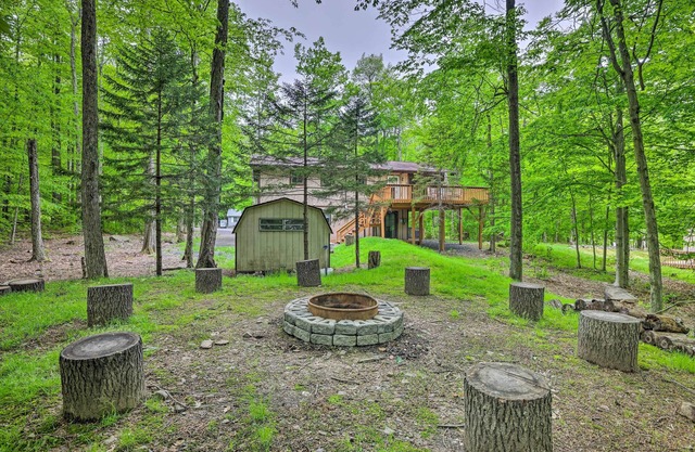 Pocono Lake Chalet w/Deck, Fire Pit & Sunroom!