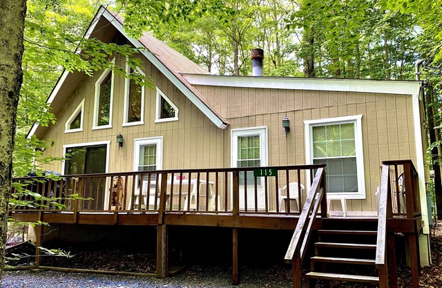 Pocono retreat, arrowhead lake beautiful chalet