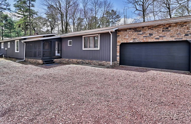 Poconos Modern Chic 3 Bed Ranch w/ Finished Garage