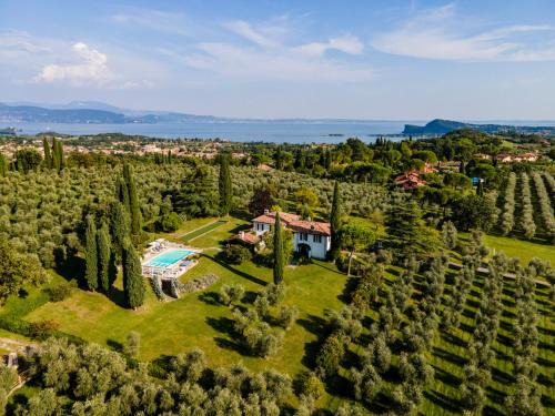 PODERI LA ROCCHETTA Countryside Estate on the Hills of Lake Garda