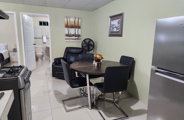Polaris Courts.Cozy 2 bedroom apt, 2 min from airport