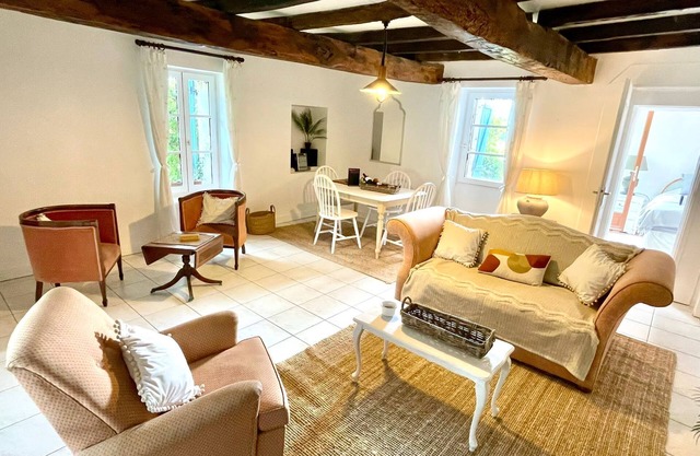 Pomegranate Gite Sleeps 4 with Pool