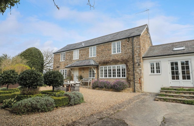 POMME BLUSHE HOUSE, pet friendly, with hot tub in Shipton Gorge