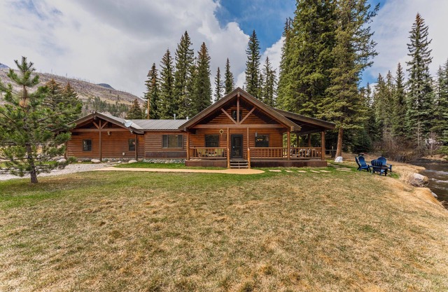 Pond Property with a hot tub steps from the creek minutes to Vallecito Lake and beautiful drive to Durango.