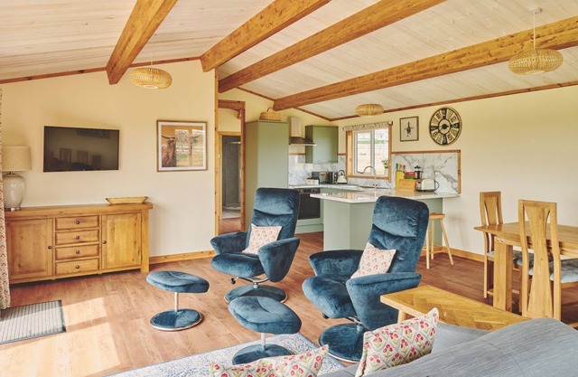 Pond View - a cabin that sleeps 4 guests in 2 bedrooms