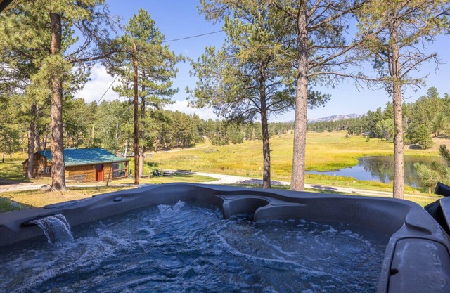 Pondside Lodge: Hottub + Sauna + Firepit + Game Room