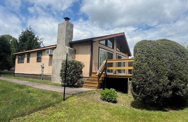 Pontiac- Dog Lovers Chalet with Fenced Yard and Fenced Deck