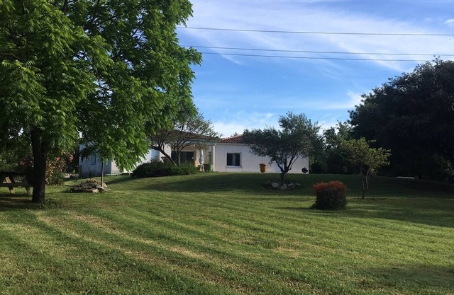 Pool and garden house near the Cévennes