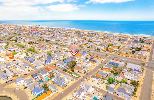 POOL AND HOT TUB! 2 BLOCK WALK TO BEACH & BOARDWALK