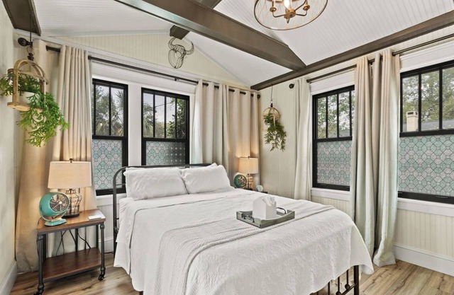 Pool Cottage * 2 bedroom * Fireplace * Historic Charm * Designer Finishes