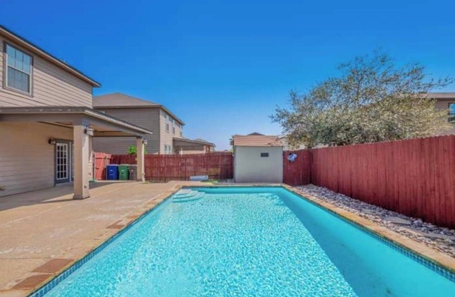 POOL HAPPY HOME near Lackland & Downtown