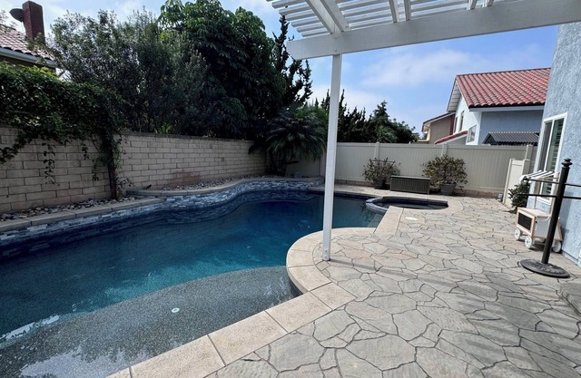 Pool Home away from home near Beaches/Disneyland and shopping! Clean and quiet.