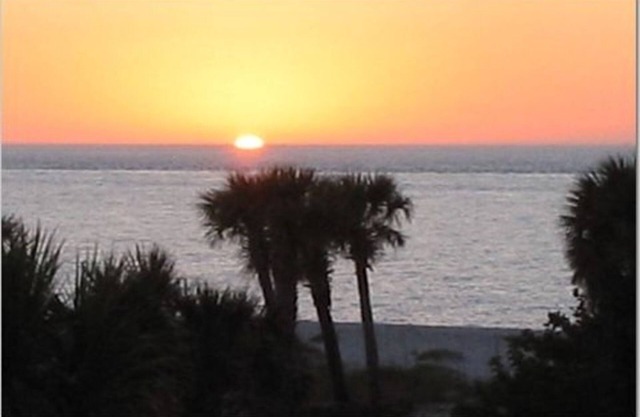 Pool Home, Steps from the Beach and Spectacular Sunsets plus StarLink Internet