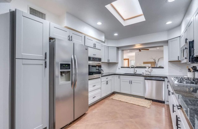 Pool & Hot Tub/Game Room/5 BR 3 BA/Midtown