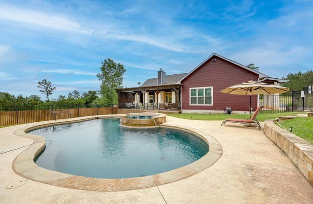 Pool & Hot Tub in Sunny Smithville Getaway!