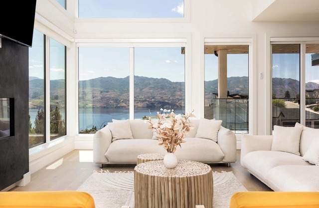 Pool/Hot-tub+ Shower Sauna & Lake views!