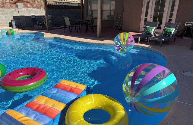Pool House Newly Remodeled 3bed/2.5bath Near DT Summerlin/Red Rock