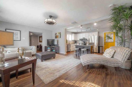 Pool house w/lg yard in the heart of Tampa