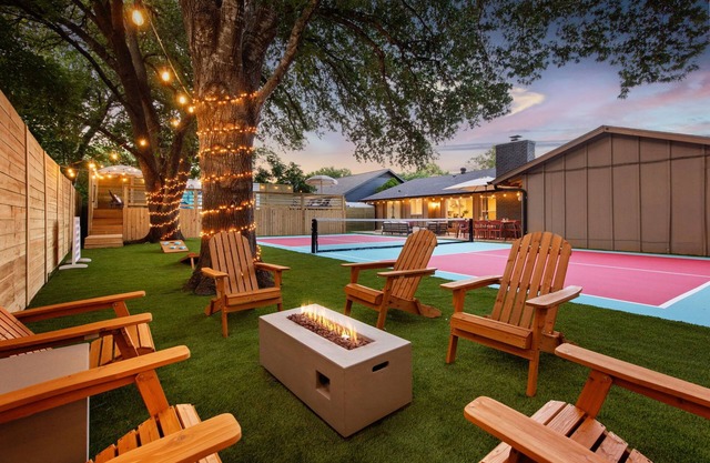 Pool, Pickleball, Resort Backyard, 16min to Downtown - Modern Cowgirl