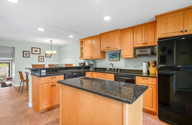 Pool Side condo. private beach. 2 bedroom 2.5 bath, sleeps 4+