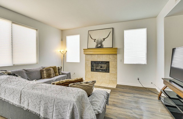 Pool Table & Charcoal Grill: Home in Victorville!