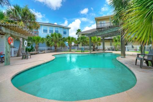Pool Walkable to Old Town Eateries Nightlife Shops Palm Palace by AvantStay