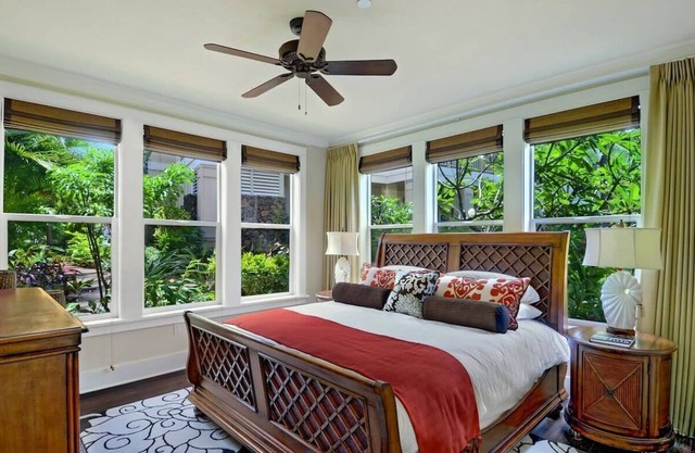 Poolside Ground-Floor Villa |Walk to Beach|Hot Tub