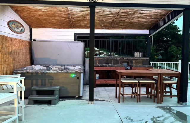 Poolside King Villa 3-Min to SDC, Hot Tub, Waterfalls, Rain Shower Master Bath!