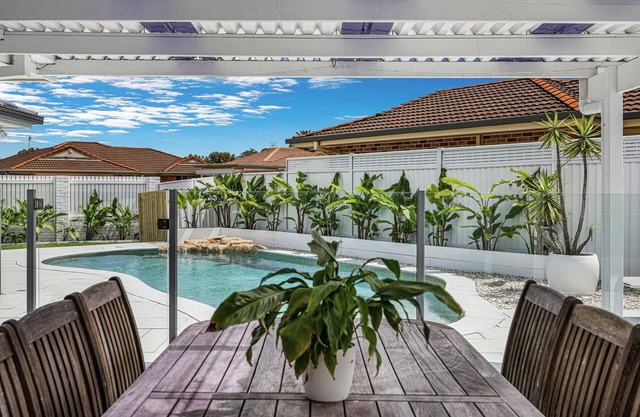 Poolside Luxe Living - Currumbin